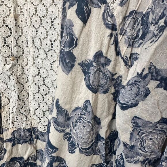 Free People Blue White Floral Lace Oversized Peasant Blouse - Size XS - EUC - Picture 5 of 8